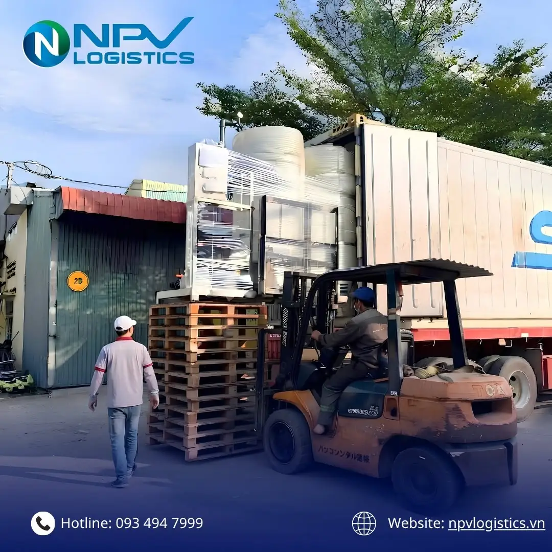 Xe nâng hỗ trợ bốc xếp hàng hóa
