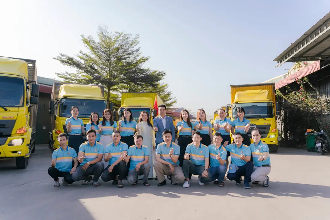 Đội ngũ NPV Logistics tại khu vực xe tải